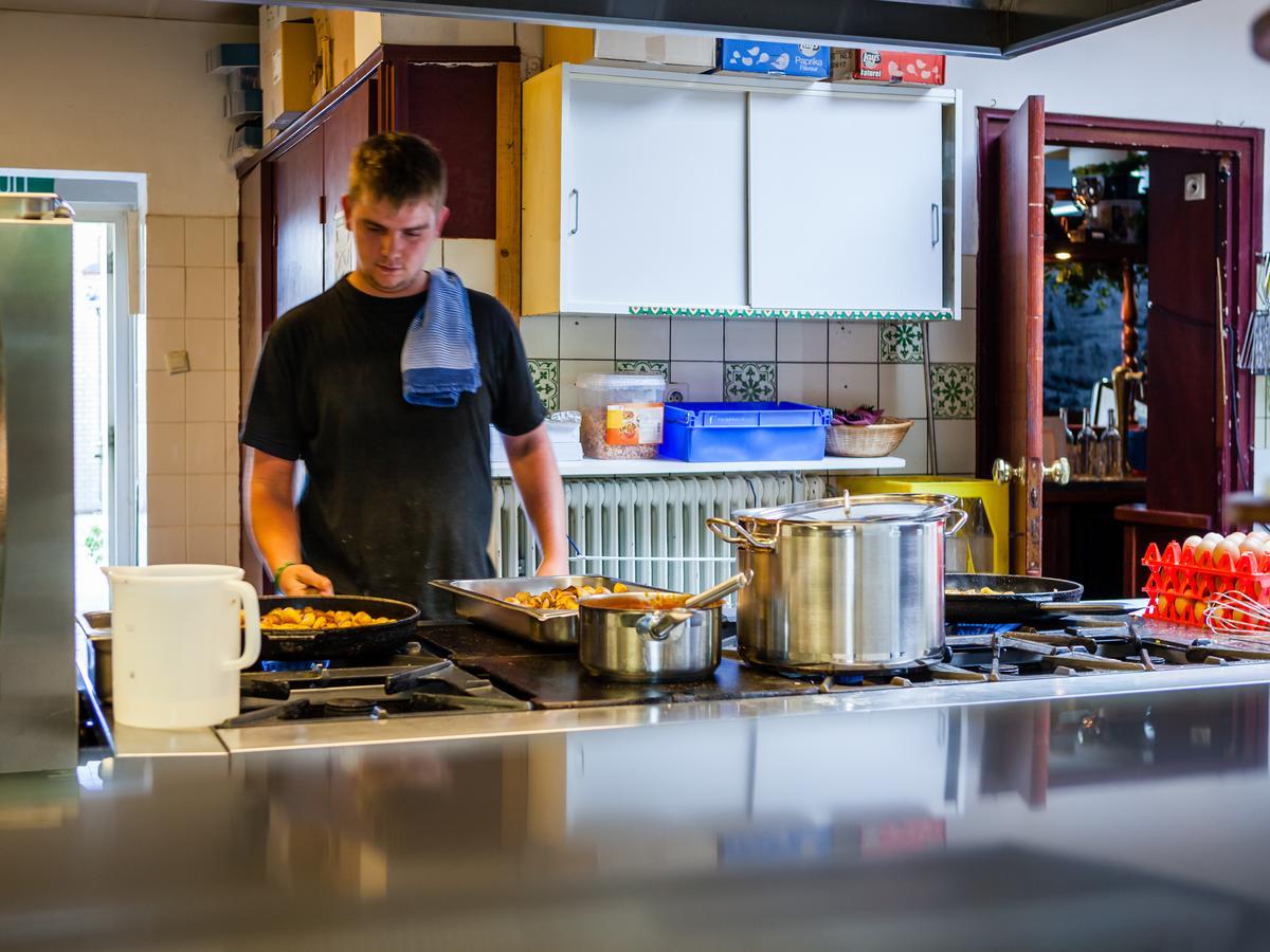 Hotel And Restaurant Van Saaze Kraggenburg ภายนอก รูปภาพ